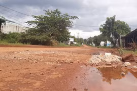 Ia Grai: "Ổ voi" trước trường học