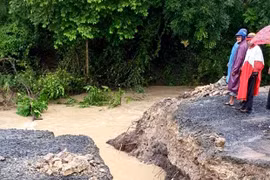 Khẩn trương khắc phục tình trạng chia cắt trên quốc lộ 25