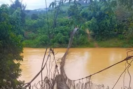 Kon Tum: Sập cầu treo chia cắt 80 hộ dân