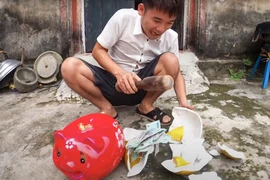 Con trai bà Tân Vlog lại bị phạt 10 triệu đồng vì đăng video "lấy cắp tiền của em để đi ăn chơi"