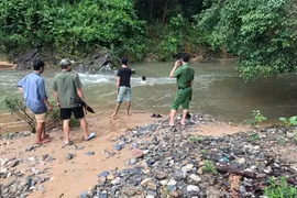 Lội suối, một người đàn ông ở Quảng Ngãi bị lũ cuốn trôi