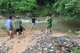 Lội suối, một người đàn ông ở Quảng Ngãi bị lũ cuốn trôi