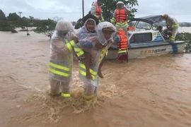 Quảng Trị: Chìm tàu, 2 người đang trôi dạt ngoài biển