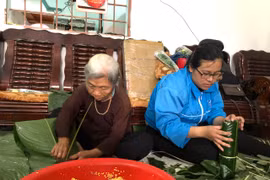 Bánh tét nghĩa tình gửi đồng bào vùng lũ