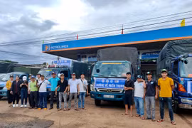 Câu lạc bộ thiện nguyện "Ngôi nhà yêu thương" chuyển hàng cứu trợ đến người dân vùng lũ