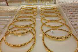 Giá vàng hôm nay 21-10: Bị bóp nghẹt do gói kích thích kinh tế mới của Mỹ