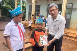 "Cặp lá yêu thương" cho học sinh nghèo xã Ia Tôr