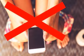 6 tác hại của việc vừa đi vệ sinh vừa sử dụng điện thoại di động