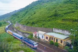 Thông tuyến đường sắt Bắc-Nam sau mưa lũ tại khu vực miền Trung