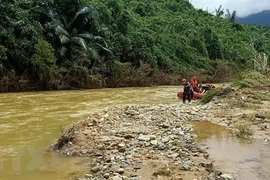 Truy tặng Huy hiệu dũng cảm cho 2 chiến sỹ hy sinh ở Rào Trăng 3