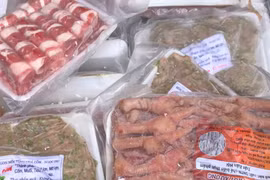 Phát hiện xe khách chở thực phẩm không rõ nguồn gốc