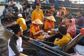 Khách du lịch đi chợ nổi Cái Răng tăng 15%/năm