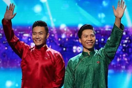 Quốc Cơ - Quốc Nghiệp đấu giá áo dài mặc chung kết 'Britain's Got Talent'