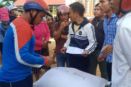 Gạo cứu đói tiếp tế cho dân vùng lũ trước bão số 9