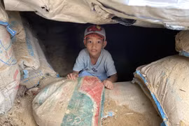 Người dân ven biển đào hầm tránh bão số 9