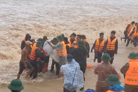 Toàn bộ người gặp nạn mắc kẹt trên tàu Vietship 01 đã được cứu thành công