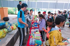 Krông Pa: Ngày hội "Đổi rác thải nhựa-lấy đồ dùng học tập"