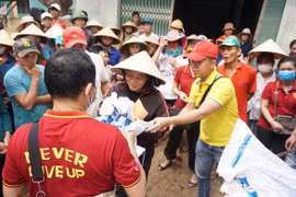 Nhiều tour thiện nguyện hướng về miền Trung dọn trường, công trình công cộng