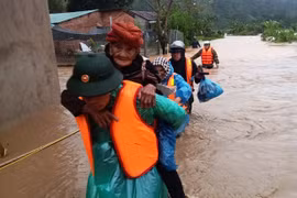 Sạt lở 17 điểm trên đèo Lò Xo, giao thông ùn tắc