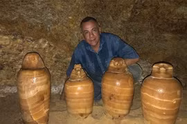 Mộ cổ 2.500 tuổi dưới giếng: cả một gia đình nằm giữa kho báu