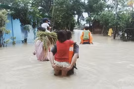 Video: Bão Molave đang hoành hành tại Philippines, sắp đổ bộ vùng biển Việt Nam