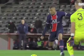 Video: Xem lại bàn thắng của Mbappe rê bóng qua thủ môn bằng pha giả sút