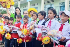 Tặng hàng ngàn suất quà Trung thu cho trẻ em