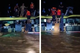Xe khách bị lũ cuốn trôi ở Quảng Bình, hàng chục hành khách kêu cứu trong đêm