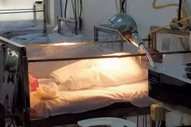 Phát hiện bé sơ sinh trong túi nilông bỏ bên lề đường