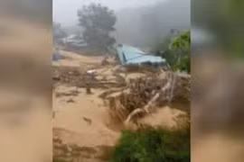 Kinh hoàng cảnh lũ quét cuốn trôi hàng chục nhà dân ở Quảng Nam