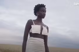 Video: Sàn diễn thời trang giữa cánh đồng lúa mì