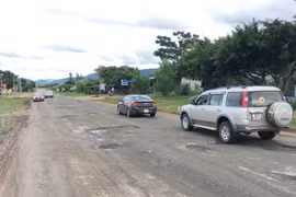 Ổ gà trên quốc lộ 19