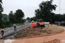 Đèo Tô Na lại sạt lở do mưa lớn, ô tô không thể lưu thông qua