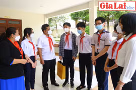 Đại biểu HĐND tỉnh Gia Lai lắng nghe trẻ em nói