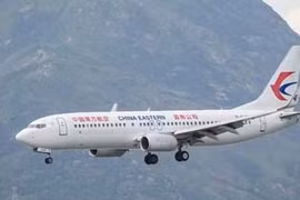 Video sốc cảnh máy bay Trung Quốc chở 132 người lao xuống đất