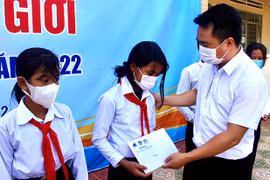 Gia Lai: Tặng 140 suất quà cho học sinh và người dân khó khăn