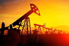 Mỹ cấm nhập khẩu dầu khí Nga, thị trường "ngấm đòn" tức thì