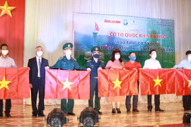 Trao tặng 10.000 lá cờ Tổ quốc cho đồng bào, chiến sĩ vùng biên giới thuộc tỉnh Đắk Lắk