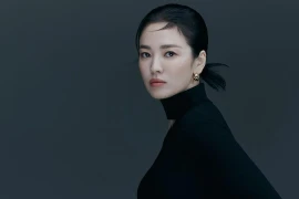 Song Hye Kyo biến hình với tóc ngắn, đội vương miện chuẩn thần thái Hoa hậu