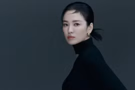 Song Hye Kyo biến hình với tóc ngắn, đội vương miện chuẩn thần thái Hoa hậu