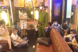 Tạm giữ 15 thanh niên bay lắc trong đêm khai trương quán karaoke