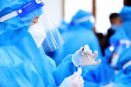 Omicron lây lan mạnh, Bộ Y tế yêu cầu thần tốc tiêm phủ vaccine phòng COVID-19 mũi 3