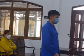 Mang súng giết bạn gái, lãnh án 13 năm tù