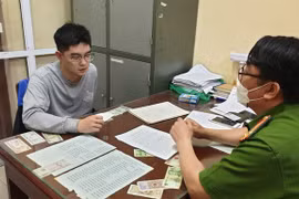 Nam thanh niên táo tợn đổ xăng ra sàn giao dịch để cướp ngân hàng Agribank