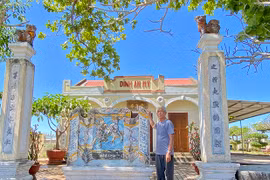 Ngôi đình cổ giữa cánh đồng xanh