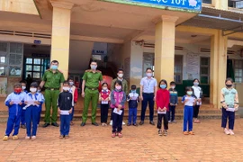 Ca sĩ Xuân Đức trao 50 suất quà cho học sinh nghèo vượt khó ở xã Ia Ko