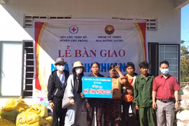 Bàn giao nhà tình thương và tặng quà cho hộ nghèo xã Ia Pia