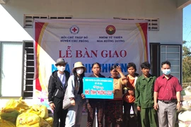 Bàn giao nhà tình thương và tặng quà cho hộ nghèo xã Ia Pia