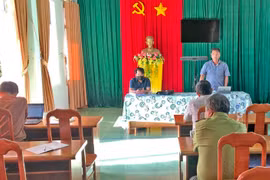 Phó Chủ tịch UBND tỉnh Kpă Thuyên kiểm tra công tác trồng rừng tại Đak Đoa