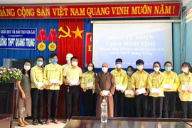 Tặng quà cho học sinh và người dân có hoàn cảnh khó khăn ở An Khê